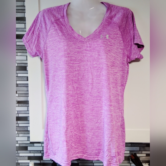 Under Armour Tops - Under Armour semi fitted Heat Gear v neck top
